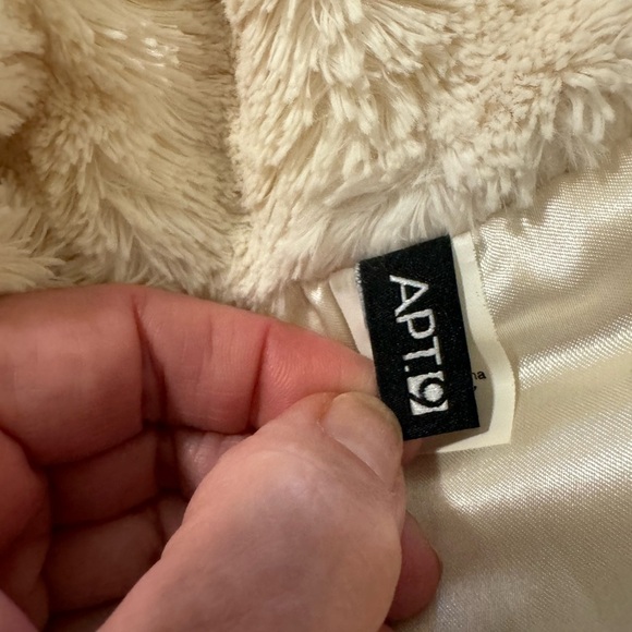 Apt 9 Faux Fur Vest Medium. Button closure - Picture 10 of 11